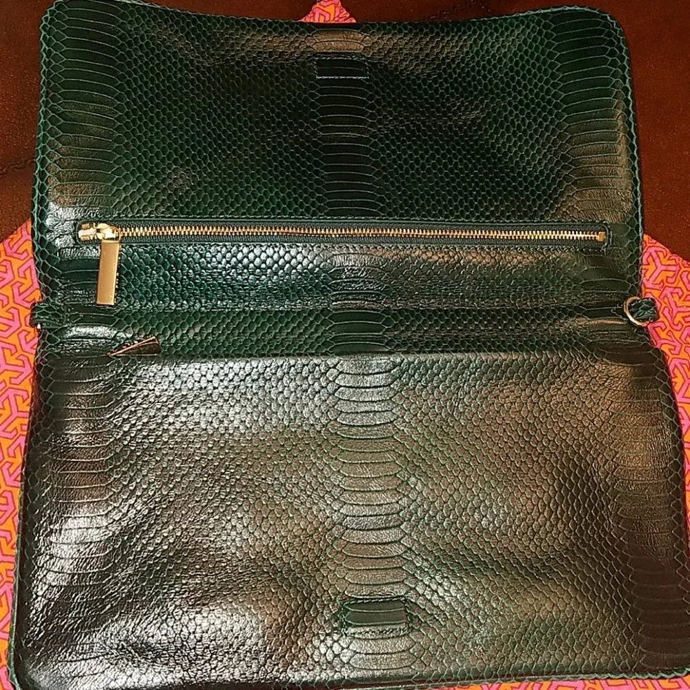 ⚘️⚘️EMBOSSED TORY BURCH REVA IN BEAUTIFUL DARK GREEN⚘️⚘️